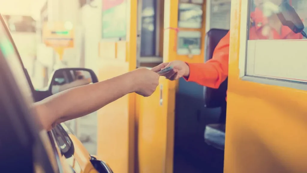 Imagem Pessoa pagando o pedagio de carro do artigo Pedágios na Dutra ficam mais caros no Vale do Paraíba