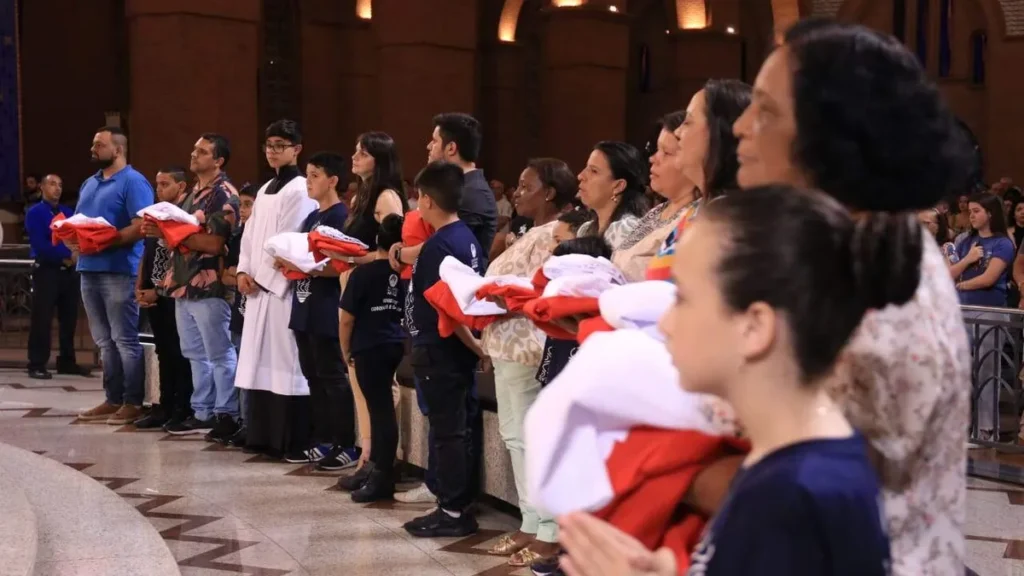 Imagem missa investidura de novos coroinhas e acolitos do artigo Santuário Nacional institui novos coroinhas e cerimoniários para o serviço da liturgia