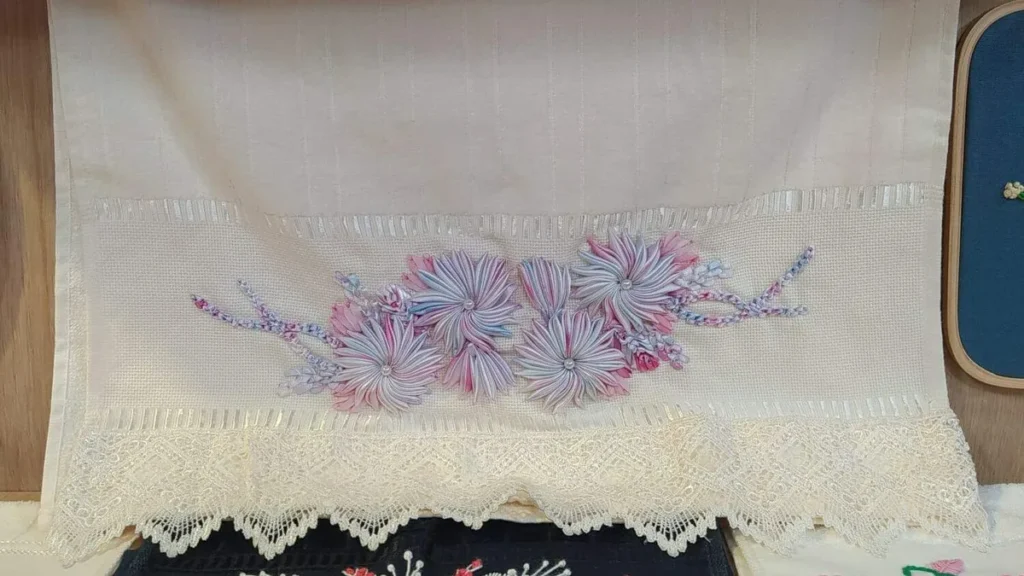 Imagem bordado do artigo Toalha de rosto com Flores de Cetim - Faça Você Mesmo