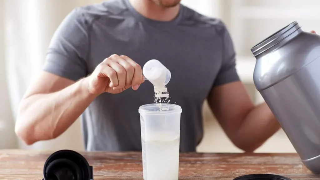 Imagem Homem preparando seu whey protein para consumo do artigo Whey Protein e Creatina: como consumir?