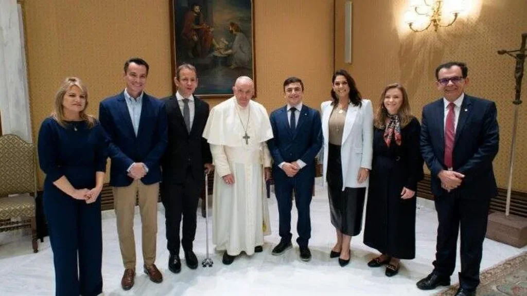 Imagem Papa recebendo homenagem da Comissao do Idoso da Camara dos Deputados do artigo Papa Francisco recebe o prêmio Zilda Arns