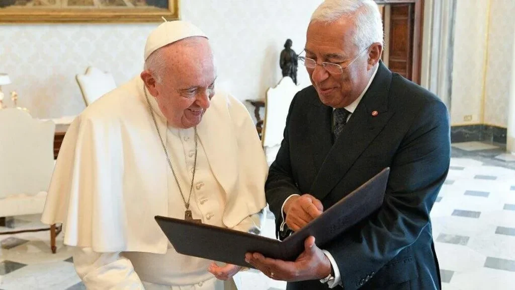 Imagem Papa Francisco recebe lembranca da Jornada Mundial da Juventude do artigo Papa ganha álbum de fotos e recorda JMJ de Lisboa