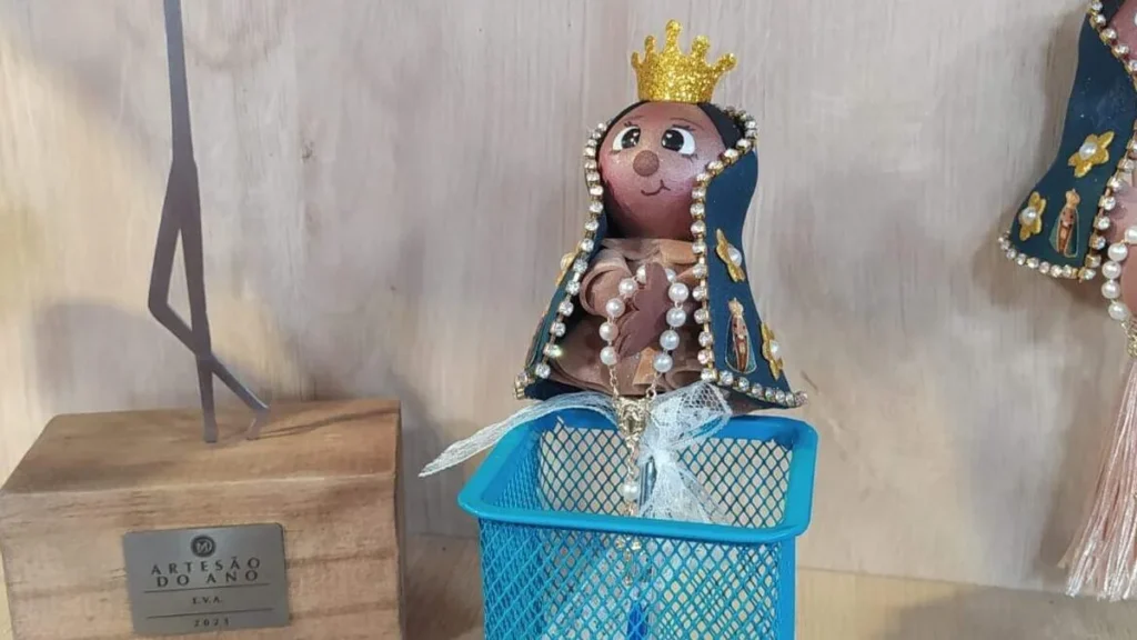 Imagem caneta nsa aparecida do artigo Caneta ou lápis de Nossa Senhora Aparecida em EVA - Faça Você Mesmo