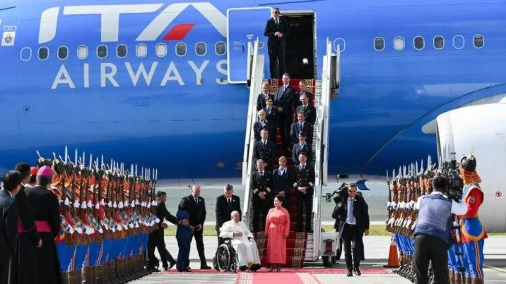 Imagem Acolhida ao Papa no aeroporto em Ulan Bator do artigo Papa chega à Mongólia para visita de quatro dias