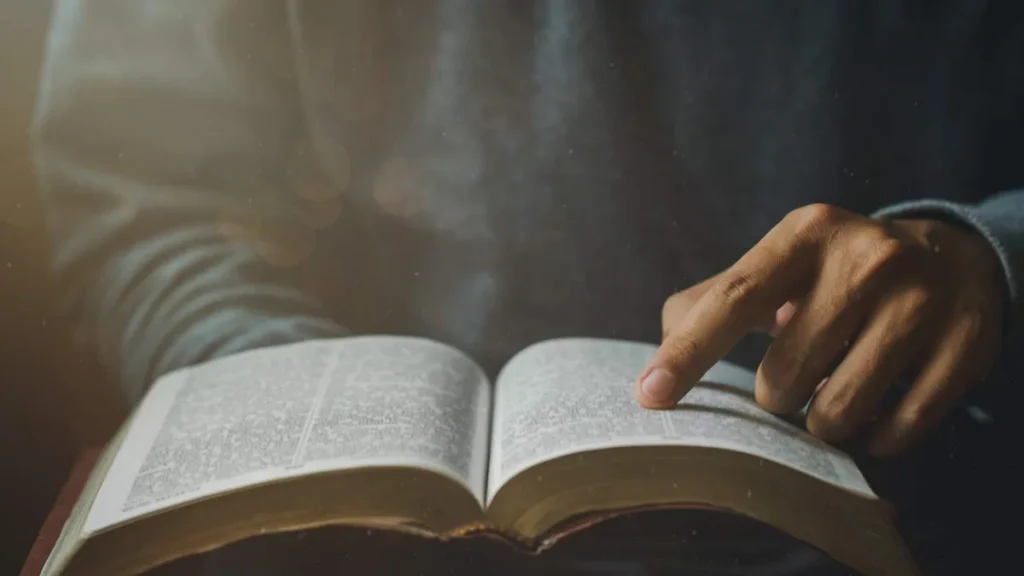 Imagem Biblia aberta para relfexao do artigo Mês da Bíblia: Leia e reflita este versículo