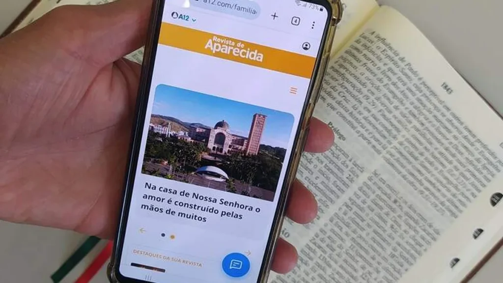 Imagem Celular com o site da Revista de Aparecida e Biblia do artigo Você sabia que a Revista de Aparecida Digital te aproxima mais da Bíblia?