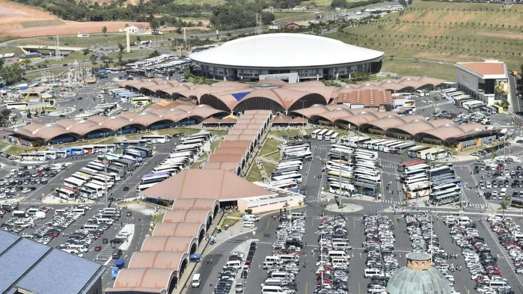 Imagem Estacionamento SN Aerea do artigo Santuário Nacional conta com estrutura de trânsito para peregrinos