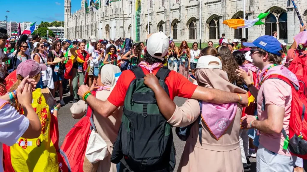 Imagem Jovens abracados do artigo Série produzida pelo Portal A12 aborda a experiência do jovem na JMJ