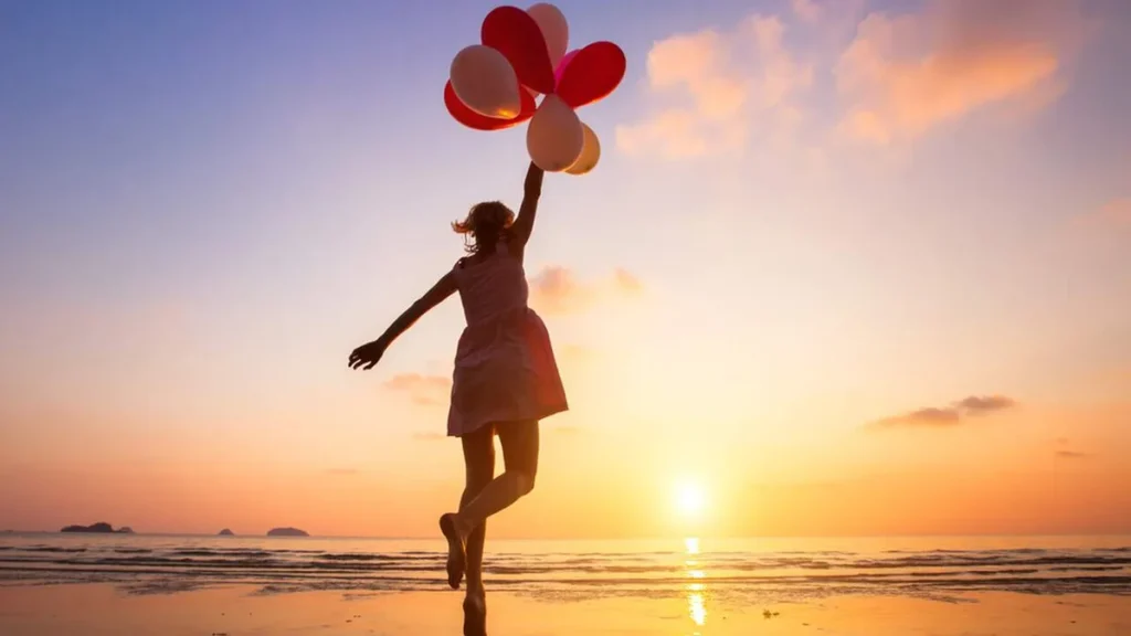 Imagem Mulher feliz na praia do artigo Você tem lutado pelos seus sonhos?