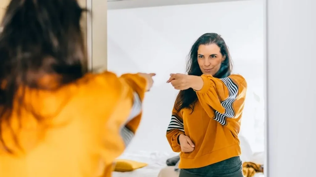 Imagem Mulher trabalhando sua imagem pessoal do artigo Descubra o poder da imagem pessoal em sua vida