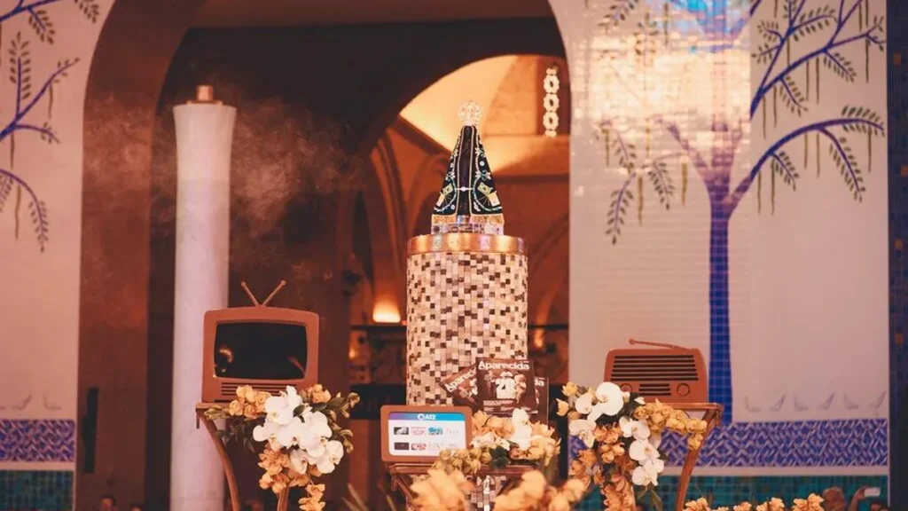 Imagem Nossa Senhora no meio dos sinais da Rede Aparecida do artigo Aniversário da Rede Aparecida de Comunicação, é tempo de agradecer!