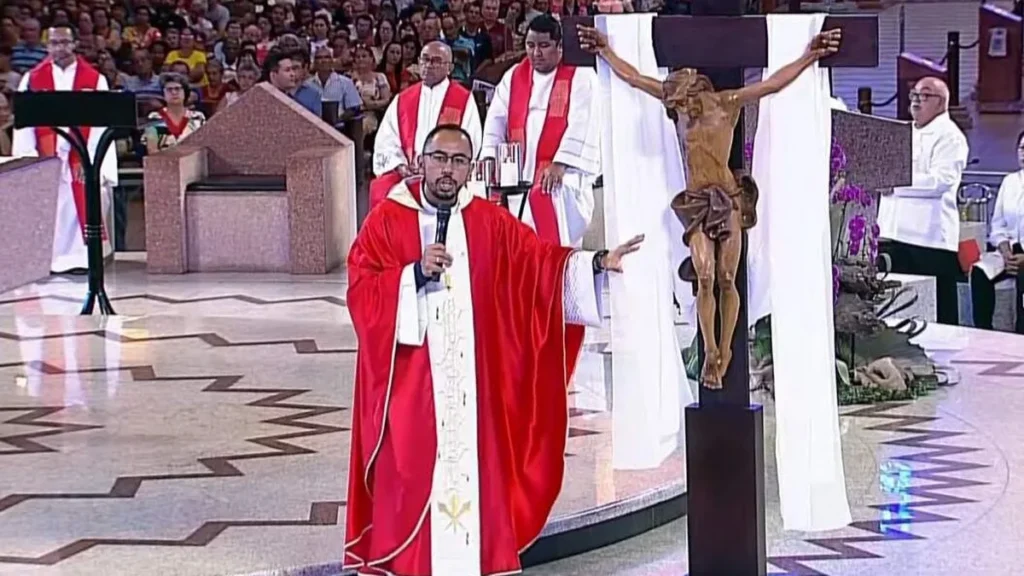Imagem Padre Diego e a Santa Cruz do artigo Missa no Santuário Nacional exalta a Cruz de Cristo