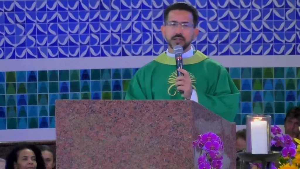 Imagem Padre Heliomarcos do artigo "Não podemos cansar em buscar aquele que está perdido!" diz o Padre Heliomarcos