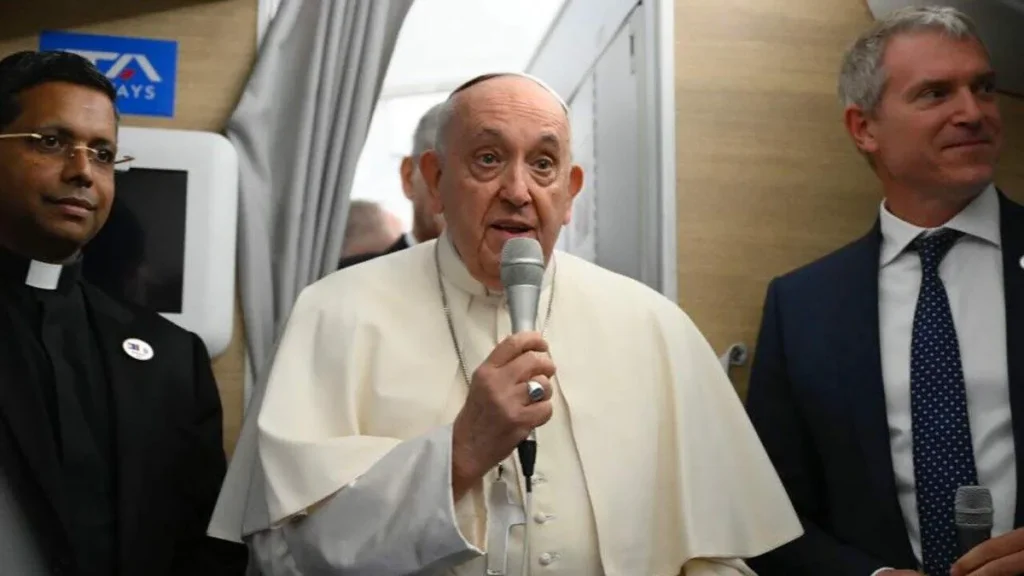 Imagem Papa Francisco durante voo para Mongolia do artigo Papa: “Nos fará bem entender o silêncio da Mongólia”
