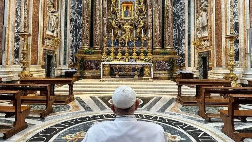 Imagem Papa na Basilica de Santa Maria Maior em Roma do artigo Tradição: Papa faz oração antes da viagem a Marselha