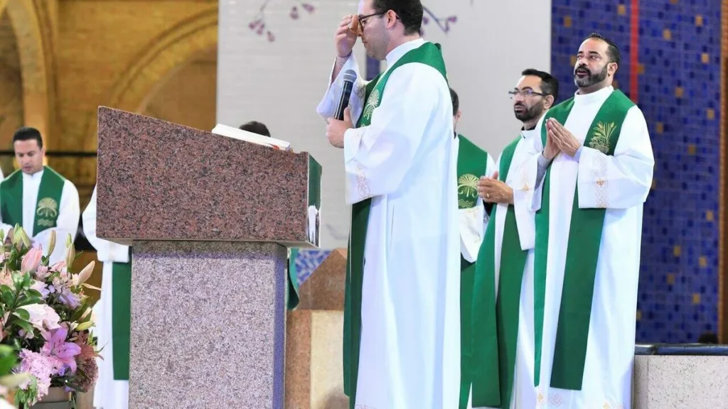 Imagem Sinal da Cruz durante o Evangelho do artigo O que rezar quando fazemos o sinal da Cruz antes do Evangelho?