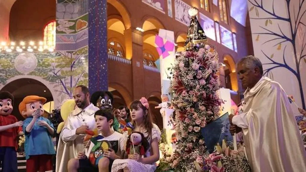 Imagem VISITA IMAGEM ESCOLAS CRIANCAS do artigo Fé e história: imagem peregrina de Nossa Senhora visita escolas de Aparecida (SP) e região