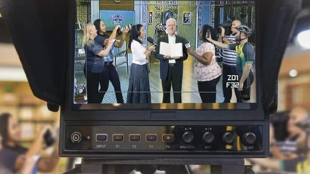 Imagem camera com meios de comunicacao do artigo Amor que constrói comunicação