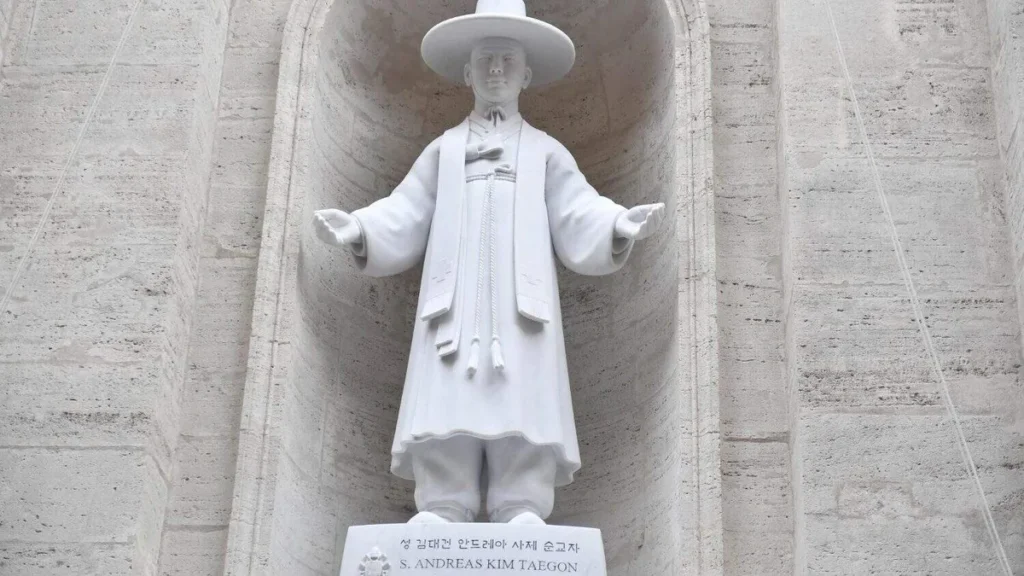 Estátua de Santo André Kim Taegon na área externa da Basílica de São Pedro