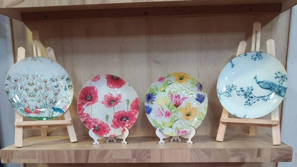 Imagem prato decorado decoupage do artigo Pratos com sobreposição de guardanapos (decoupage) – Faça Você Mesmo