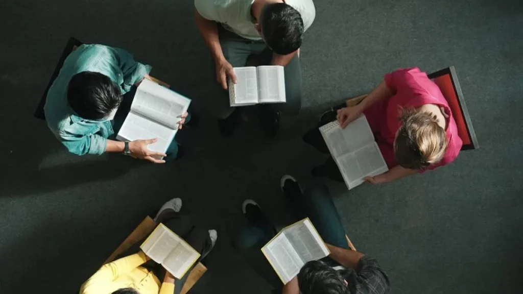 Imagem varias pessoas lendo a biblia do artigo Tem diferenças entre a Bíblia Católica e as outras?