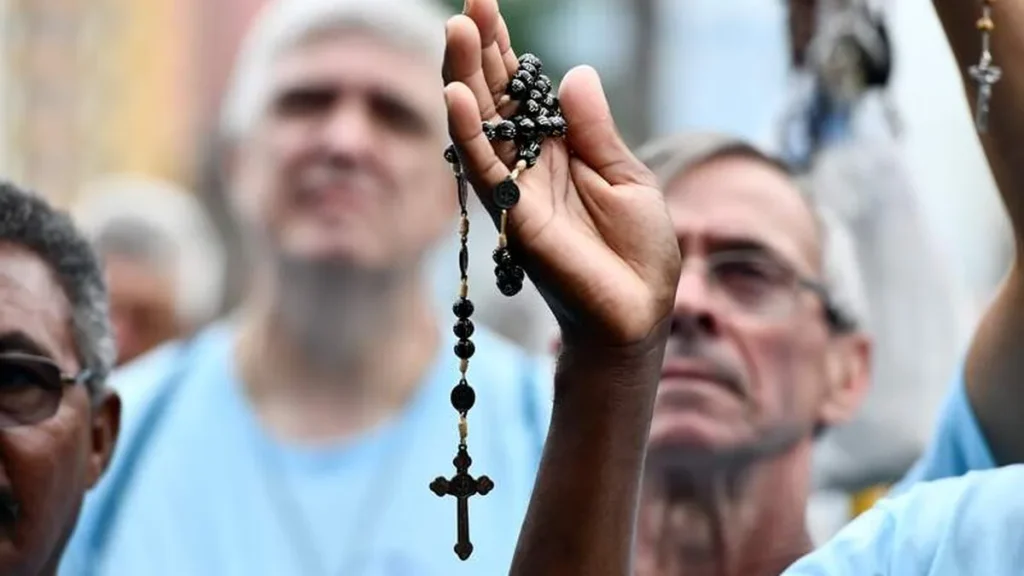 Imagem Terco nas maos de um homem do artigo Da Ave Maria ao Rosário