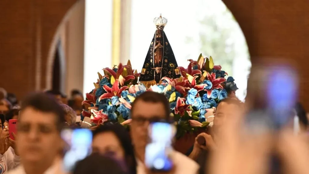Imagem Imagem de Nossa Senhora Aparecida no andor do artigo Festa da Padroeira: Rede Aparecida inspira vocações com programação especial