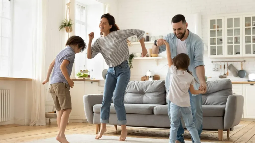 Imagem Familia dancando para celebrar o dia das criancas do artigo Dicas de músicas para curtir com as crianças