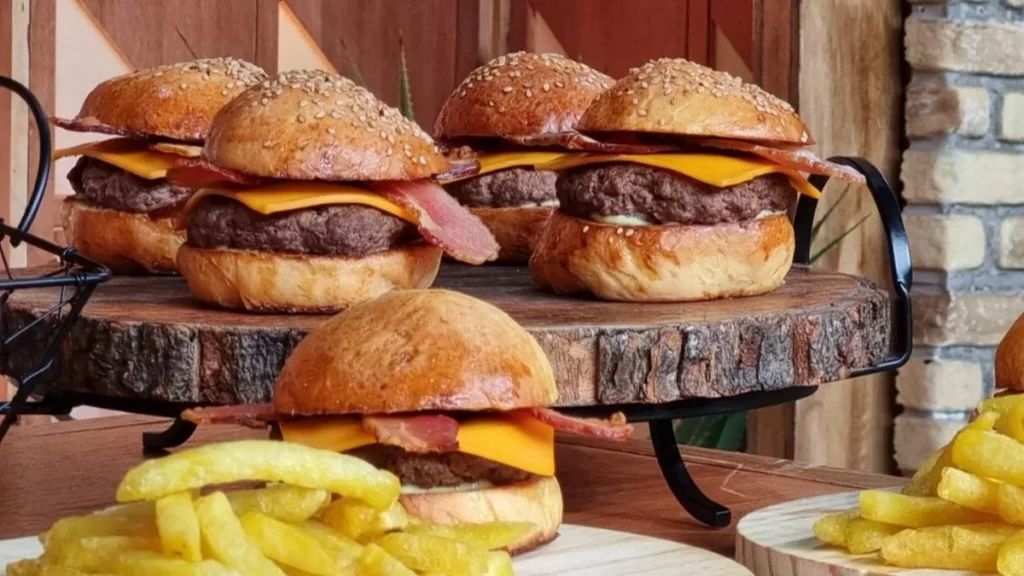Imagem Mini hamburguer com cheddar e bacon do artigo Mini Hambúrguer com Cheddar e Bacon - Sabor de Vida