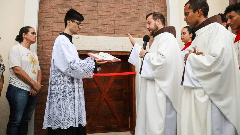 Imagem Frei Diego abencoa nova capela do artigo Santuário de Frei Galvão recebe relíquia da Terra Santa