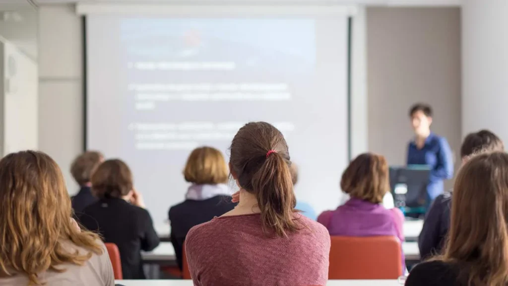 Imagem Alunos em curso profissionalizante do artigo Fatec abre mais de mil vagas em cursos de graduação na região