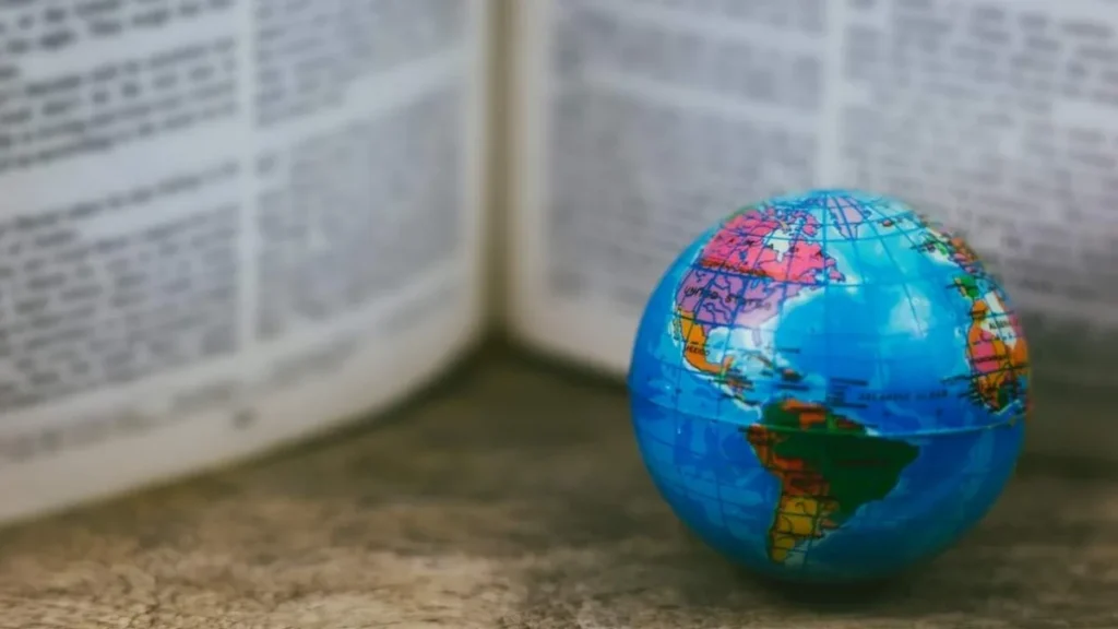 Imagem Globo com Biblia aberta um conceito de missoes no mundo do artigo Sugestões de músicas para o Dia Mundial das Missões 2023