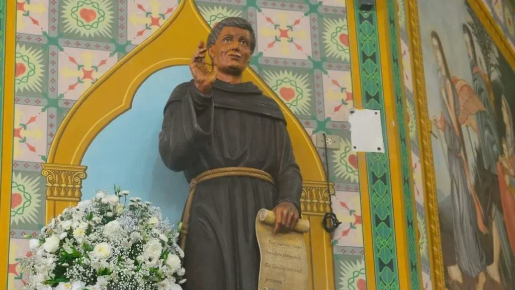 Imagem estatua de frei galvao no santuario do artigo Oração de Frei Galvão, o primeiro santo brasileiro