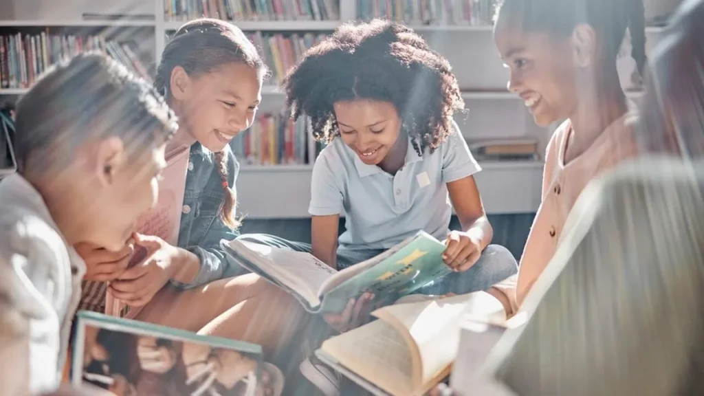 Imagem Criancas lendo do artigo Na Semana Nacional do Livro, professora destaca importância da leitura