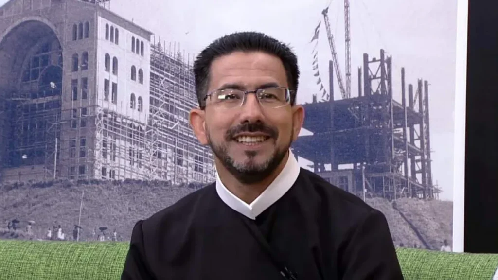 Imagem familia dos devotos do artigo Padre Heliomarcos agradece a participação de todos os devotos que visitam o Santuário Nacional