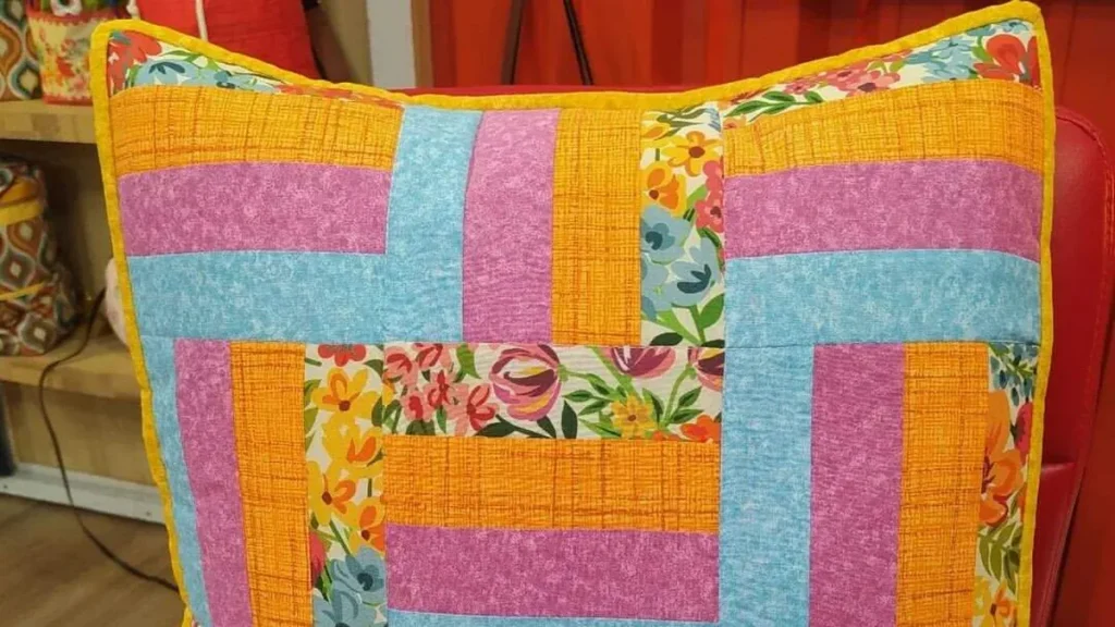 Imagem almofada do artigo Almofada Patchwork em Tiras - Faça Você Mesmo