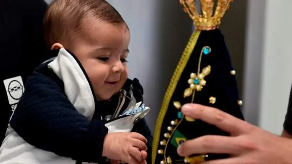 Imagem Bebe olha para a imagem de Nossa Senhora Aparecida do artigo Da troca de olhares da Mãe com as crianças nasce o amor