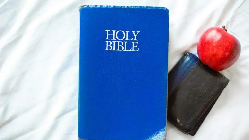 Imagem Biblia carteira e maca do artigo Qual o lugar de Deus na sua lista de prioridades?