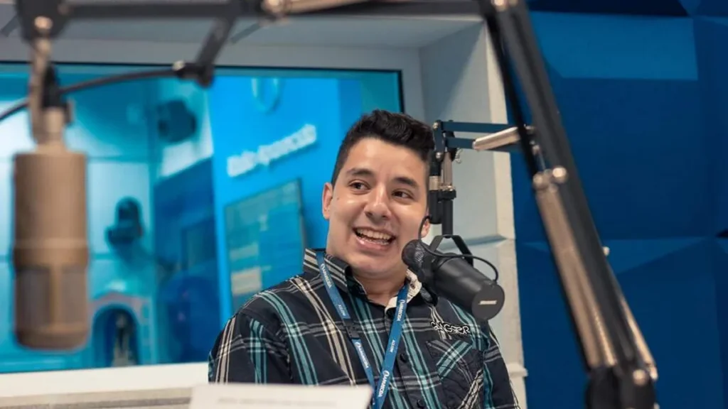 De segunda a sexta-feira Bruno Anaya apresenta o programa Acorda Brasil