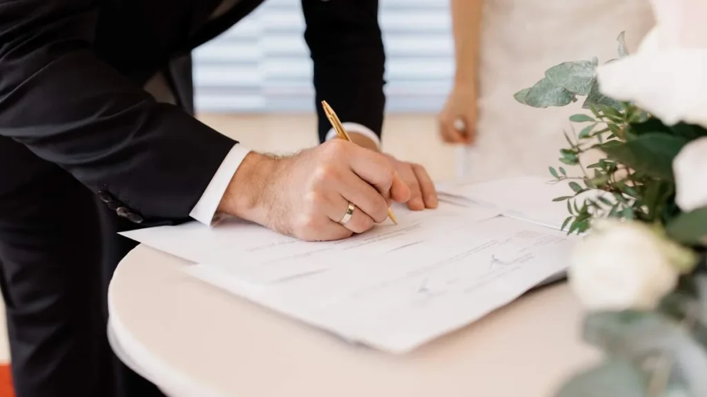 Imagem Casal assinando casamento civil do artigo Vaticano dá orientações para casais em segunda união