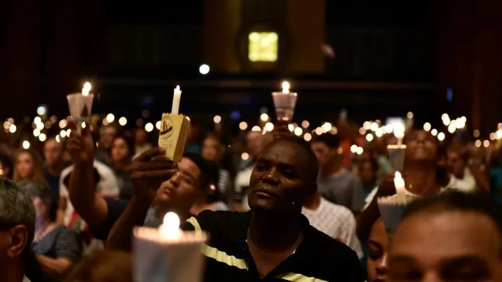 Imagem Celebracao da Vigilia Pascal reune centenas de devotos no Santuario de Aparecida 14 do artigo Ladainha de Todos os Santos: rogai por nós!