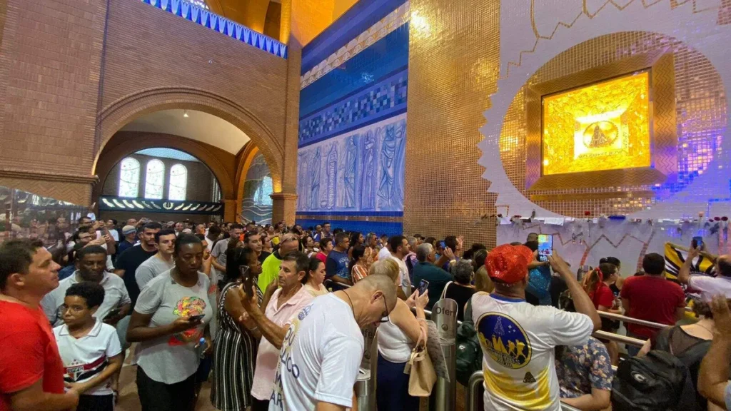 Devotos visitam Nicho de Nossa Senhora no dia da Festa da Padroeira