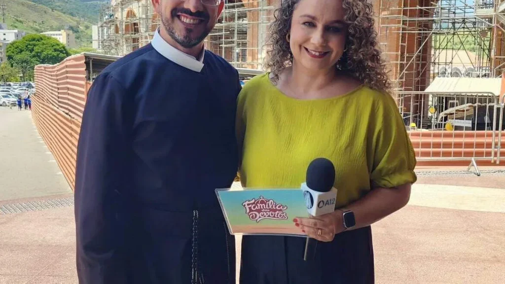 Imagem PE Heliomarcos e Bianca do artigo Pe. Heliomarcos Ferraz: A Importância da Doação dos Devotos para o Santuário Nacional