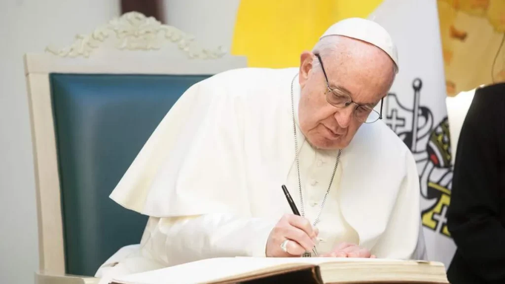 Imagem Papa Francisco assinando um documento do artigo Sínodo: Reflexões sobre o Espírito Santo a partir dos textos de São Basílio