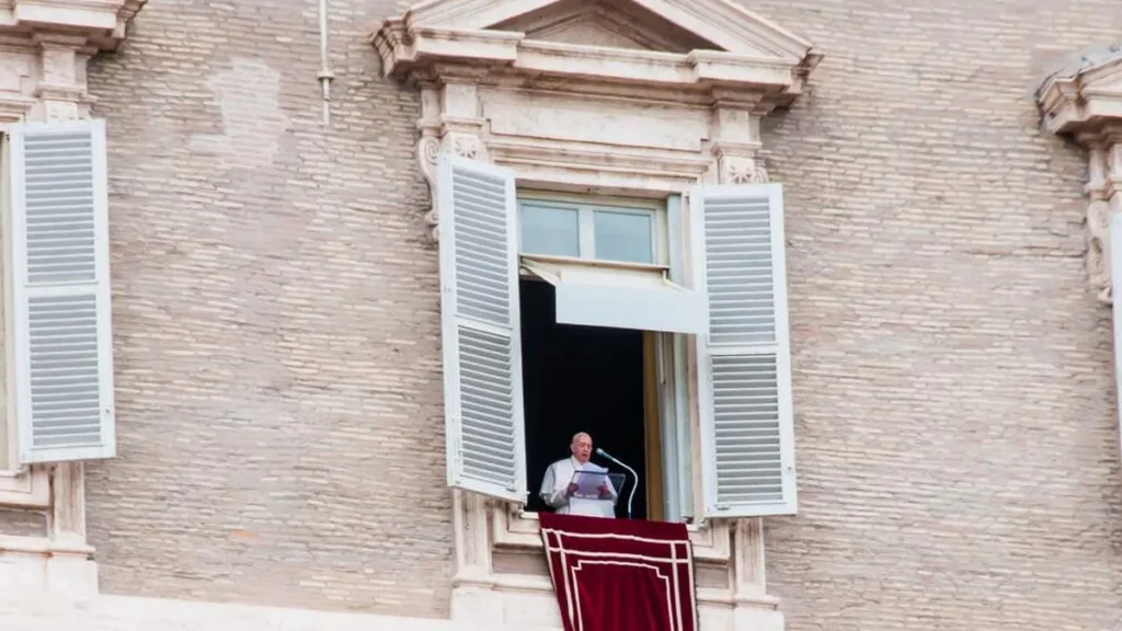 Imagem Papa Francisco proclama o Angelus da janela do Vaticano do artigo Angelus: Papa Francisco destaca a diferença entre pecado e corrupção