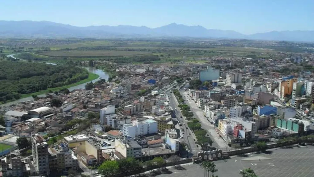 Vista da cidade de Aparecida (SP) com o Rio Paraíba do Sul; abaixo, o Pátio das Palmeiras