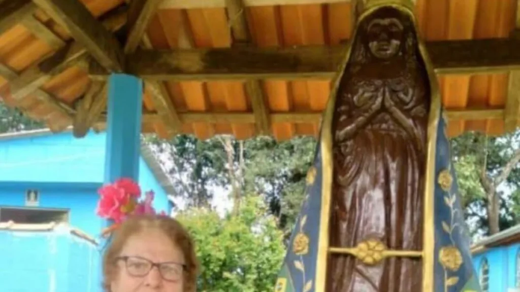 Maria Zilda com Nossa Senhora Aparecida que ajudou a construir