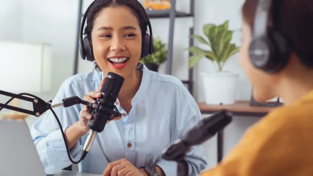 Imagem duas mulheres fazendo podcast do artigo 5 podcasts que levam a evangelização aos internautas