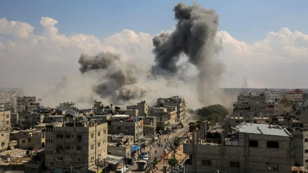 Imagem fumaca apos os ataques aereos israelenses a cidade de Rafah no sul da Faixa de Gaza do artigo A guerra, o horror, a morte: o rosto dos que sofrem