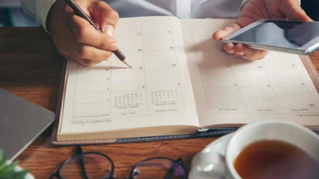 Imagem pessoa escrevendo em um planner do artigo Dicas para você cuidar das suas desordens